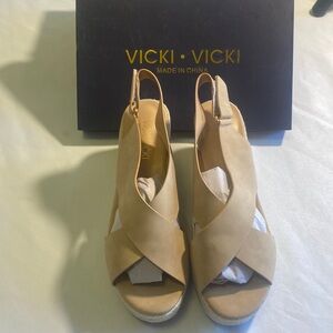Woman’s sling back platform sandals size 9 NWT